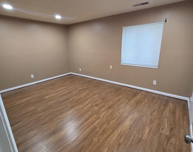 19319 Club House Road - Photo Thumbnail 12