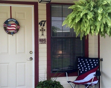 101 Seniors Avenue - Photo Thumbnail 3