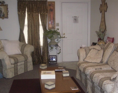 101 Seniors Avenue - Photo Thumbnail 8