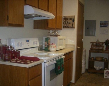 101 Seniors Avenue - Photo Thumbnail 11