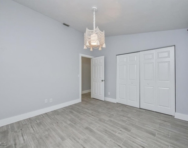 6161 Waxmyrtle Way - Photo Thumbnail 12