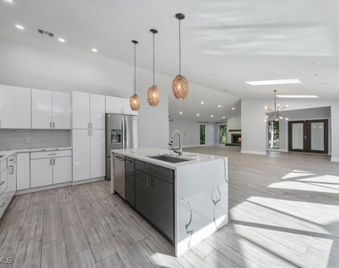 6161 Waxmyrtle Way - Photo Thumbnail 10