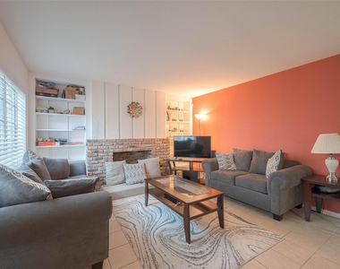 2201 Fountain View Drive - Photo Thumbnail 9