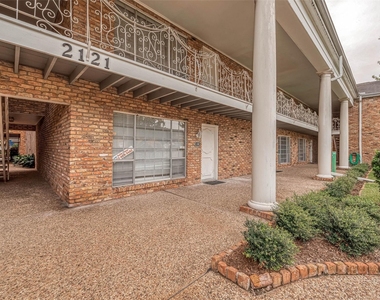 2201 Fountain View Drive - Photo Thumbnail 3