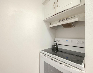 2201 Fountain View Drive - Photo Thumbnail 17