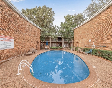 2201 Fountain View Drive - Photo Thumbnail 28
