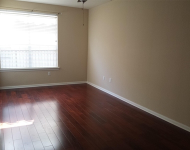 7575 Kirby Drive - Photo Thumbnail 6