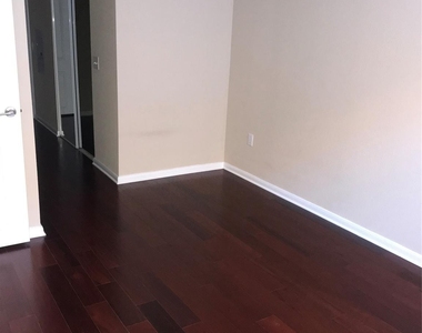 7575 Kirby Drive - Photo Thumbnail 7