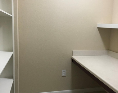 7575 Kirby Drive - Photo Thumbnail 10