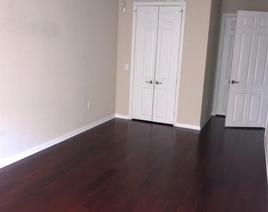 7575 Kirby Drive - Photo Thumbnail 8