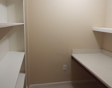 7575 Kirby Drive - Photo Thumbnail 11