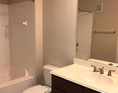 7575 Kirby Drive - Photo Thumbnail 14