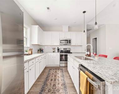 107 Robinson Street - Photo Thumbnail 33