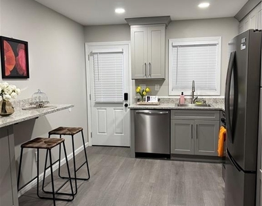 2637 Lester Street - Photo Thumbnail 2