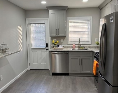 2637 Lester Street - Photo Thumbnail 3