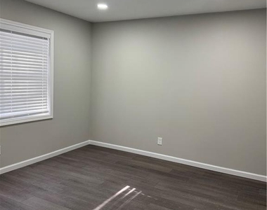 2637 Lester Street - Photo Thumbnail 14
