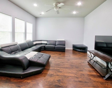 3510 Oleander Avenue - Photo Thumbnail 5