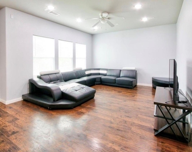 3510 Oleander Avenue - Photo Thumbnail 3