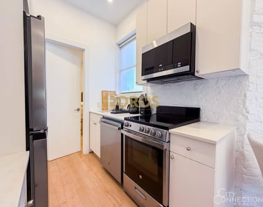 322 East 11th Street - Photo Thumbnail 4