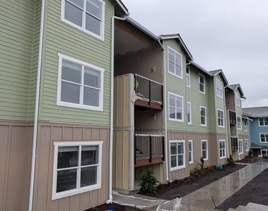 900 N Oak Harbor St - Photo Thumbnail 1