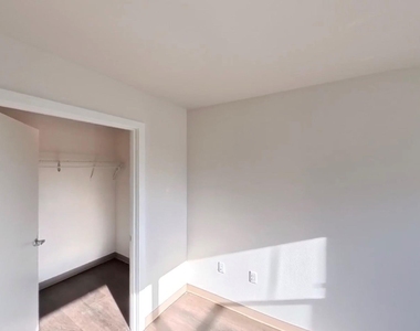 900 N Oak Harbor St - Photo Thumbnail 12