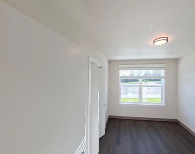 900 N Oak Harbor St - Photo Thumbnail 4