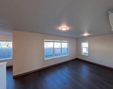 900 N Oak Harbor St - Photo Thumbnail 6