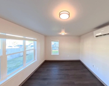 900 N Oak Harbor St - Photo Thumbnail 7