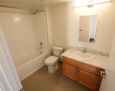 900 N Oak Harbor St - Photo Thumbnail 10