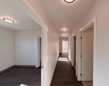 900 N Oak Harbor St - Photo Thumbnail 2