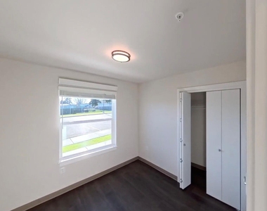 900 N Oak Harbor St - Photo Thumbnail 3