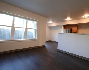 900 N Oak Harbor St - Photo Thumbnail 8