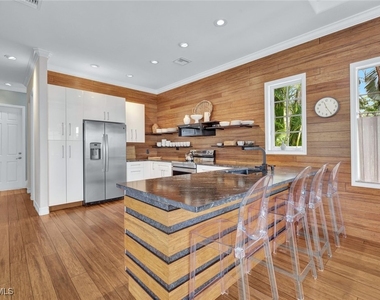 255 2nd Avenue N - Photo Thumbnail 5
