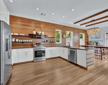 255 2nd Avenue N - Photo Thumbnail 4