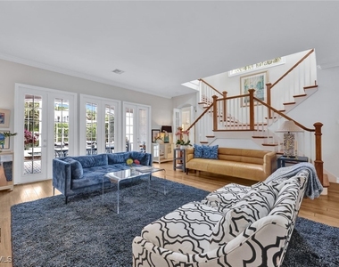 255 2nd Avenue N - Photo Thumbnail 1