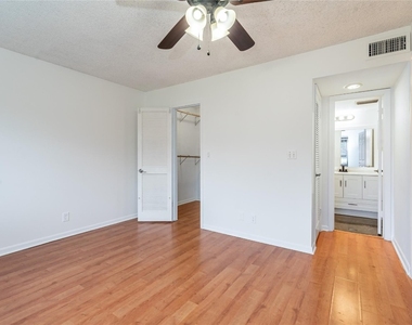 8940 S Hollybrook Boulevard - Photo Thumbnail 12