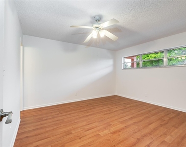 8940 S Hollybrook Boulevard - Photo Thumbnail 10