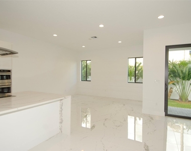 1435 Sw 23rd Street - Photo Thumbnail 5