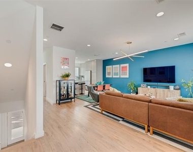 4705 Bryan Street - Photo Thumbnail 3