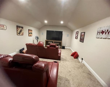 1100 Whispering Hill Drive - Photo Thumbnail 10