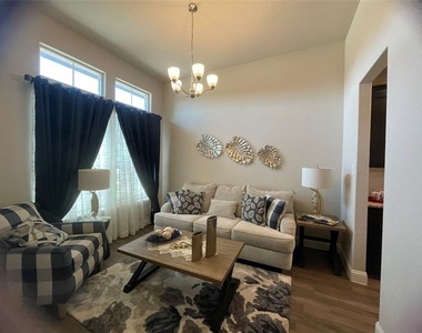 1100 Whispering Hill Drive - Photo Thumbnail 8