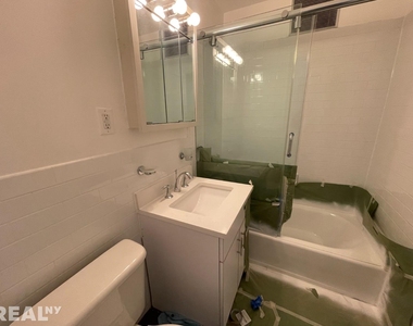 106 E 81st St - Photo Thumbnail 3