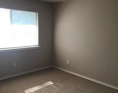 902 Quartz Ct - Photo Thumbnail 6