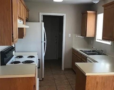 902 Quartz Ct - Photo Thumbnail 2