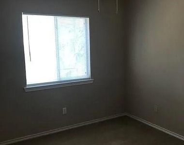 902 Quartz Ct - Photo Thumbnail 8