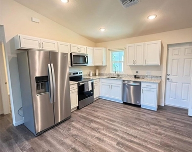 575 Oakshire Lane - Photo Thumbnail 9