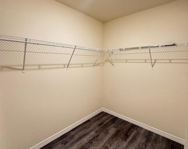 575 Oakshire Lane - Photo Thumbnail 6