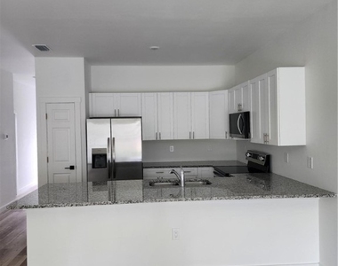 2431 Lola Avenue S - Photo Thumbnail 2