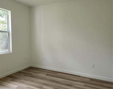 2431 Lola Avenue S - Photo Thumbnail 6