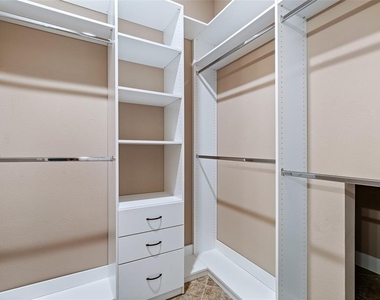 829 Pinewood Drive - Photo Thumbnail 25
